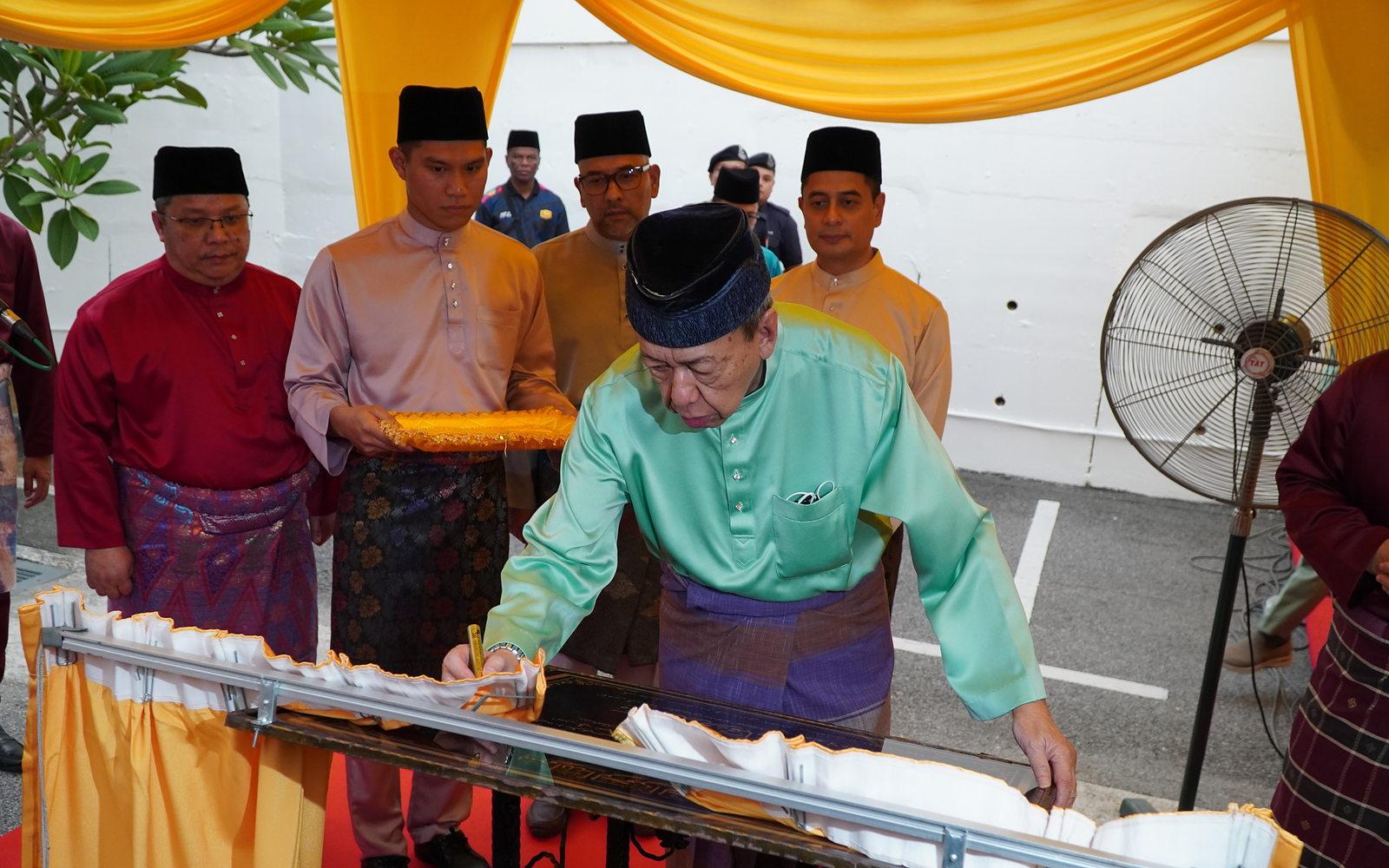 Baginda mencemar duli menandatangani plak perasmian semasa program ihya Ramadan di Masjid Prima Saujana, diiringi Dato’ Menteri Besar Selangor serta dif-dif kehormat.