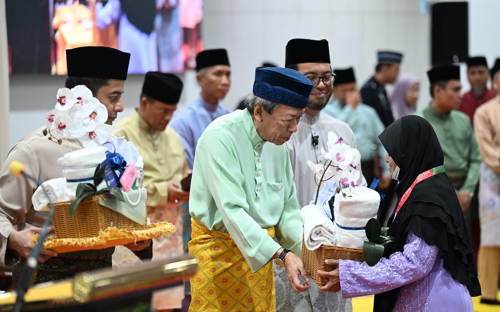 Baginda mencemar duli menyempurnakan Majlis Penyempurnaan Penutup Kursus Perdana Haji di Masjid Sultan Salahuddin Abdul Aziz Shah, Shah Alam.