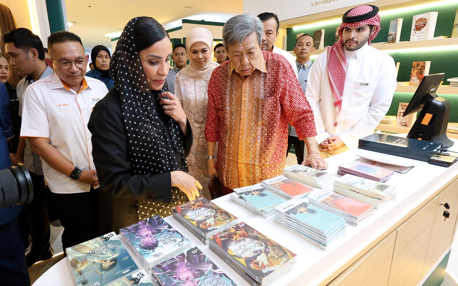 Baginda mengadakan lawatan sambil berjalan di Pesta Buku Antarabangsa Kuala Lumpur (PBAKL) 2026, meneliti pelbagai naskhah yang dipamerkan.