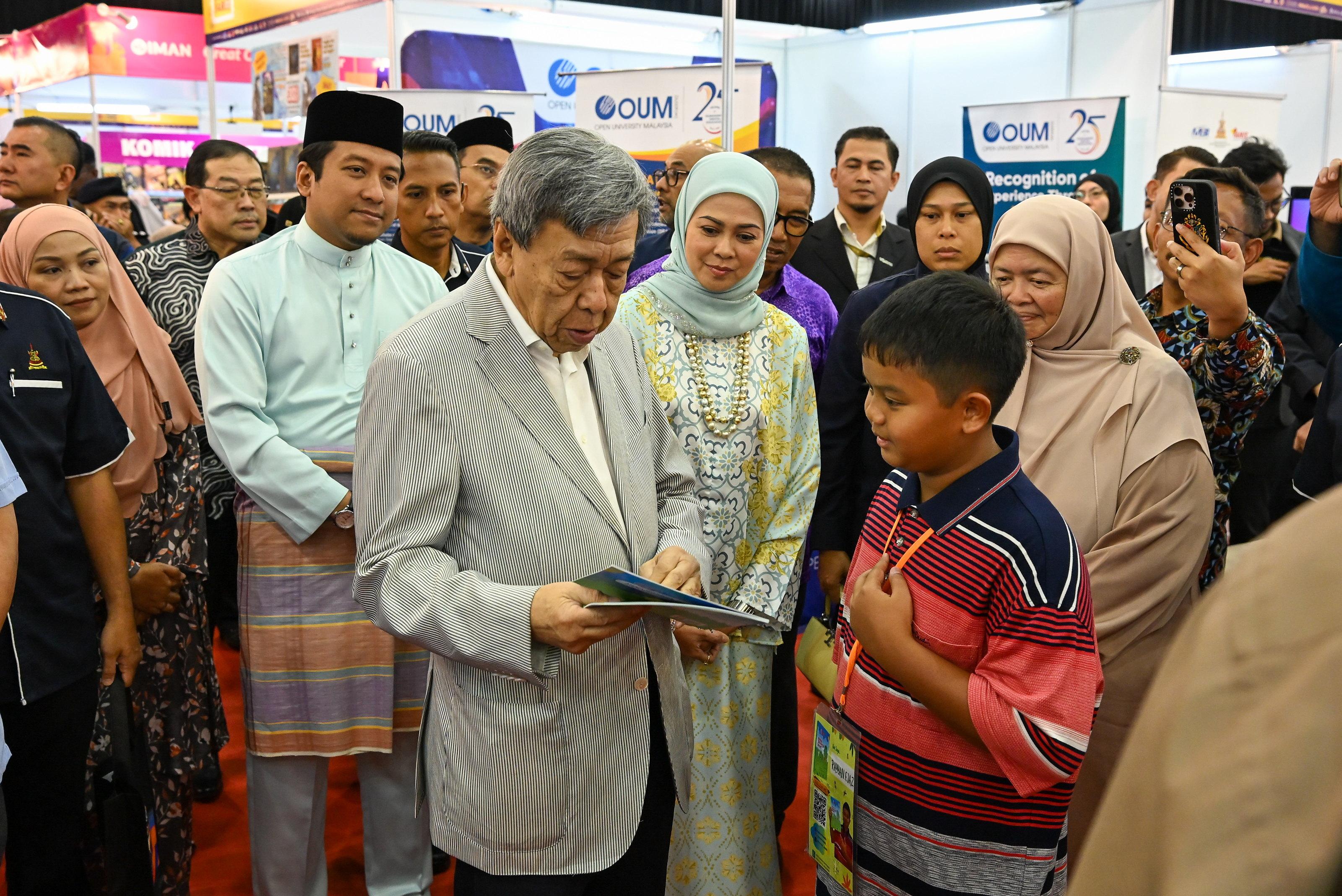 Baginda bersama Tengku Permaisuri Selangor berkenan melawat Pesta Buku Antarabangsa Selangor