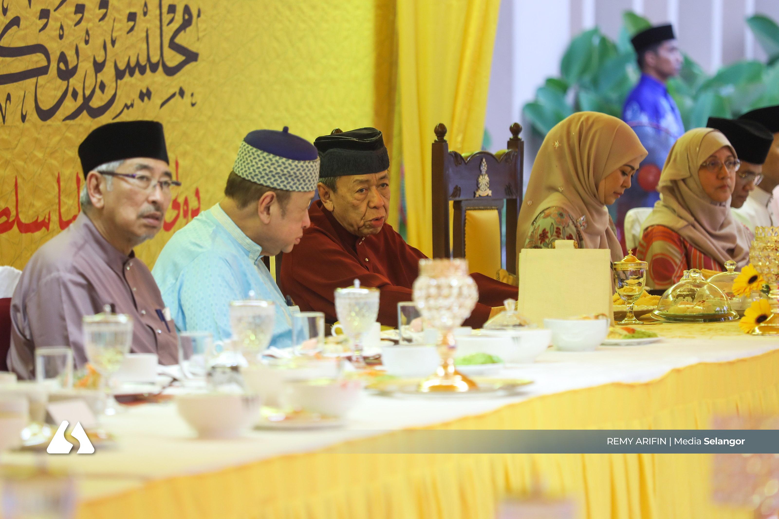 Baginda berkenan berangkat menghadiri majlis berbuka puasa dan penyampaian sumbangan Hari Raya